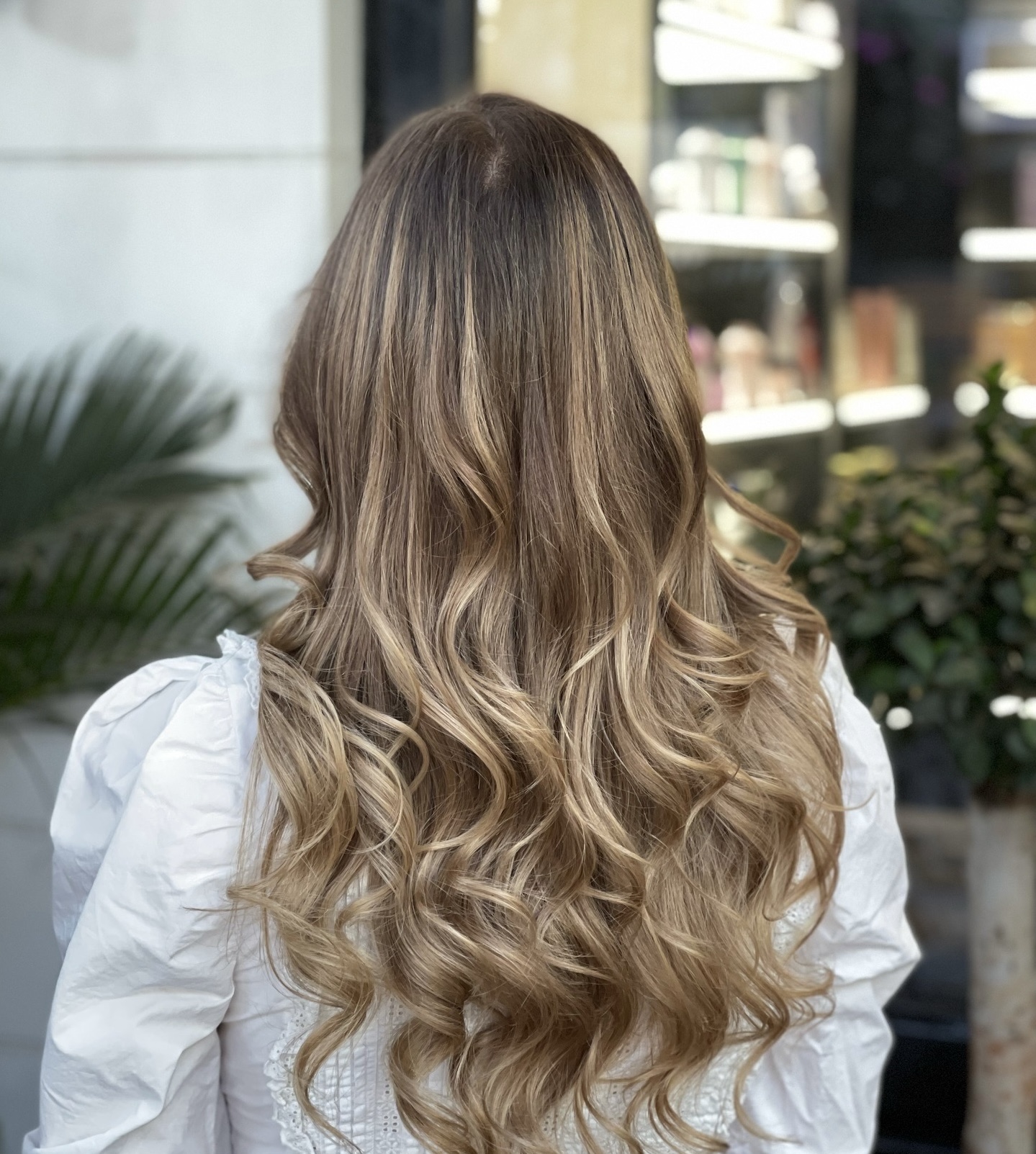 Long honey-blonde balayage waves at Dessange